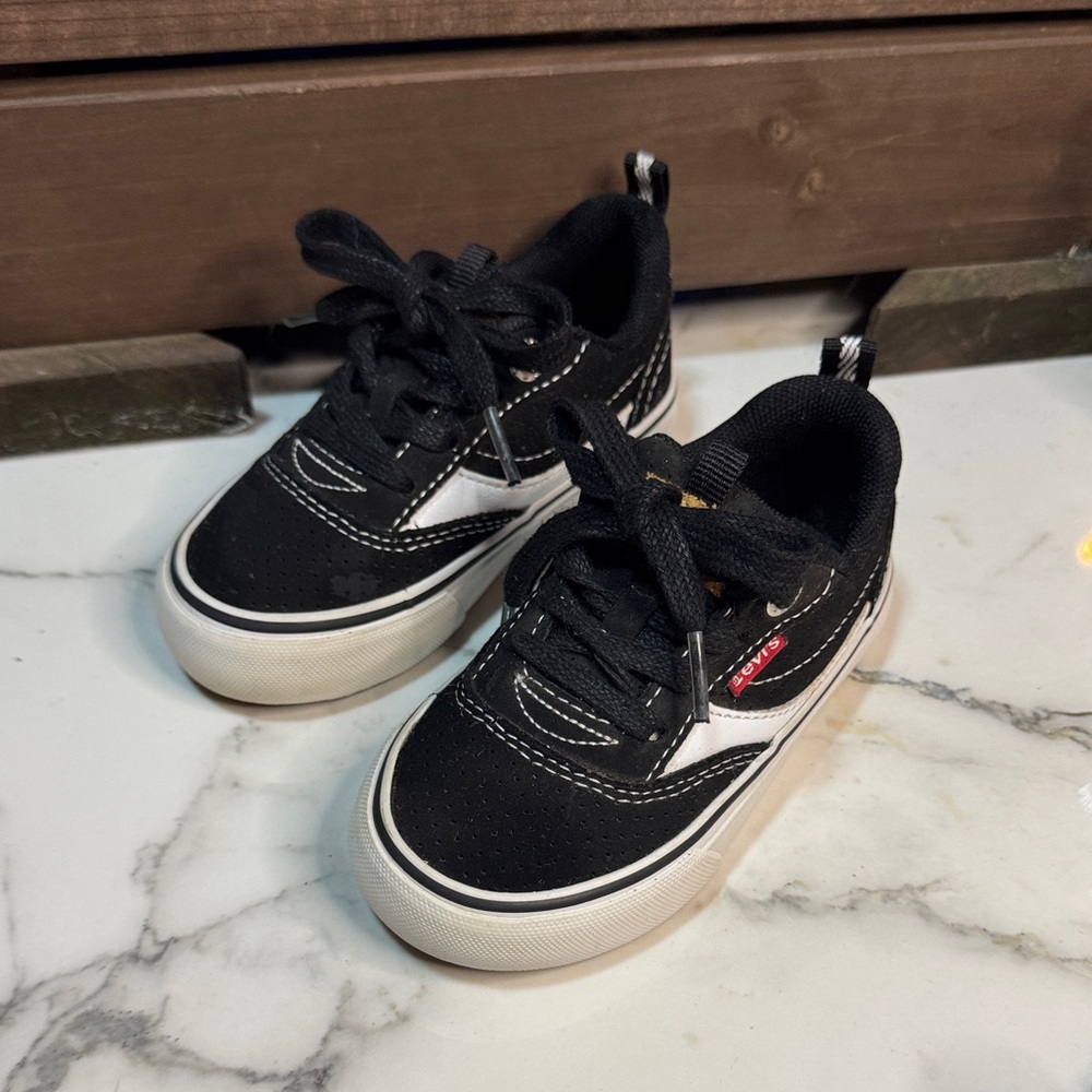 Levi’s Kids Black and White Sneakers 7c